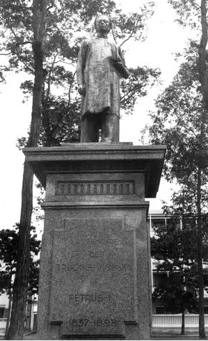 Tượng Petrus Trương Vĩnh Ký trước 1975 ở khu vực công viên Thống Nhất hiện nay- Ảnh tư liệu