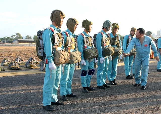 Phi công quân sự và phi công hải quân trong ngày tốt nghiệp ảnh 7