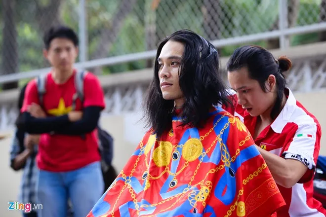 Chàng Việt kiều Mỹ cắt tóc miễn phí trên vỉa hè Sài Gòn