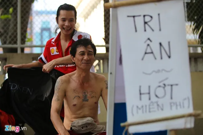 Chàng Việt kiều Mỹ cắt tóc miễn phí trên vỉa hè Sài Gòn