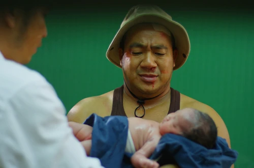 hieu-hien-be-con-gai-so-sinh-dong-phim-tet