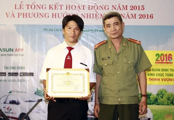 Tài xế taxi phát hiện đối tượng dùng ... 27 thẻ visa giả rút tiền ảnh 1 Tài xế taxi phát hiện đối tượng dùng ... 27 thẻ visa giả rút tiền ảnh 1