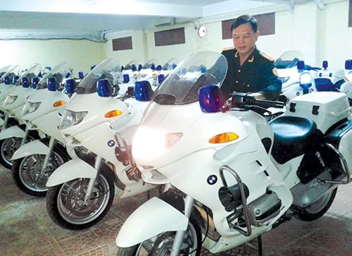 bi-mat-ve-canh-sat-lai-mo-to-sieu-khung-bao-ve-yeu-nhan-tren-duong-2