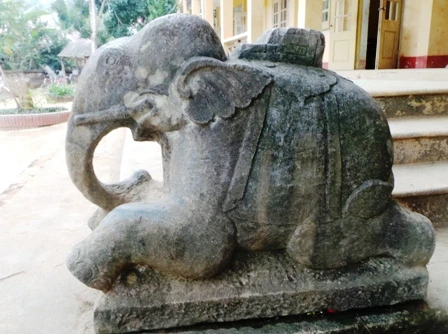 Con voi đá cũng đang nằm tại Trường THCS Cổ Lũng