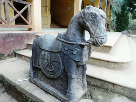 Con ngựa đá đang ở tại Trường THCS Cổ Lũng