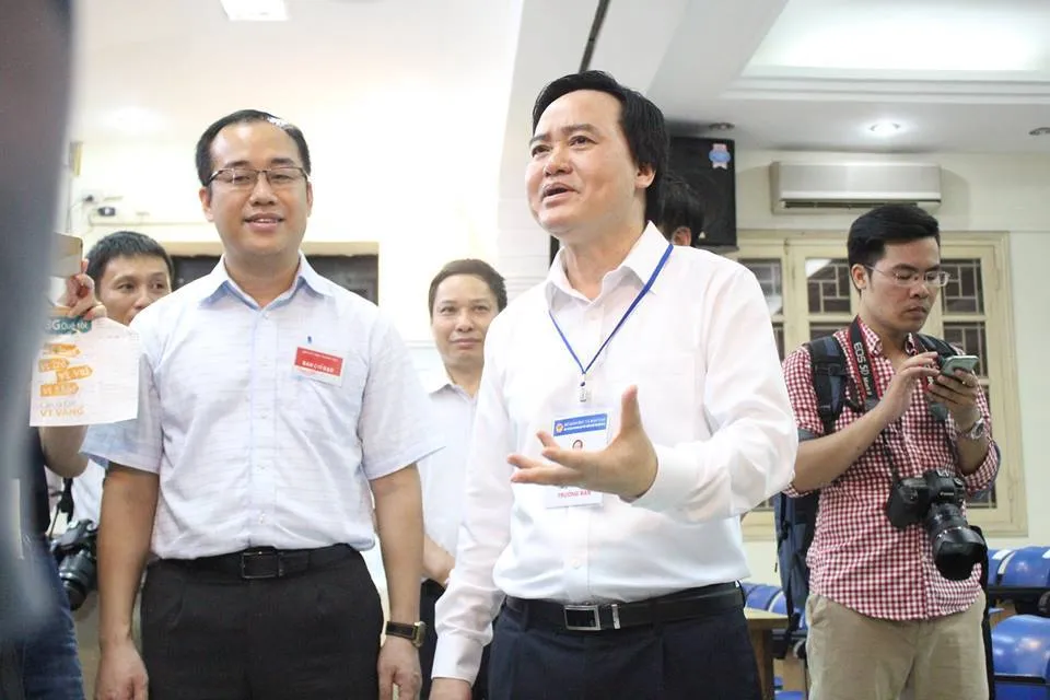 Bộ trưởng Phùng Xuân Nhạ thị sát tại điểm thi ảnh 1