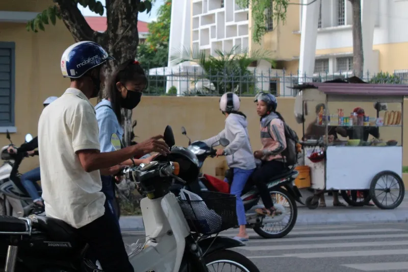 Đi thi từ mờ sáng ảnh 2