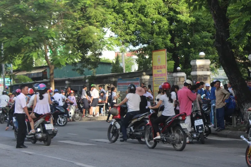 Đi thi từ mờ sáng ảnh 3