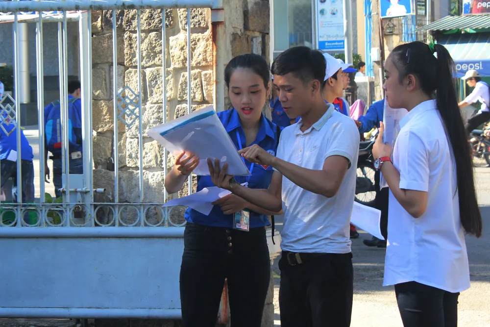 Đi thi từ mờ sáng ảnh 6