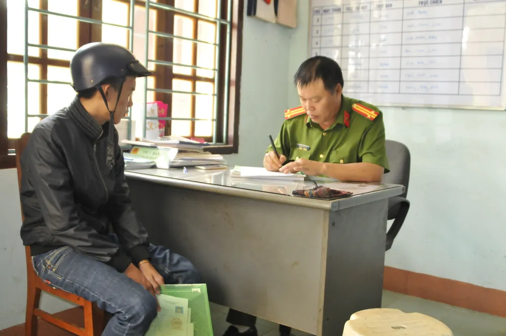 Công an làm chứng minh thư tạm thời để thí sinh kịp thi ảnh 2