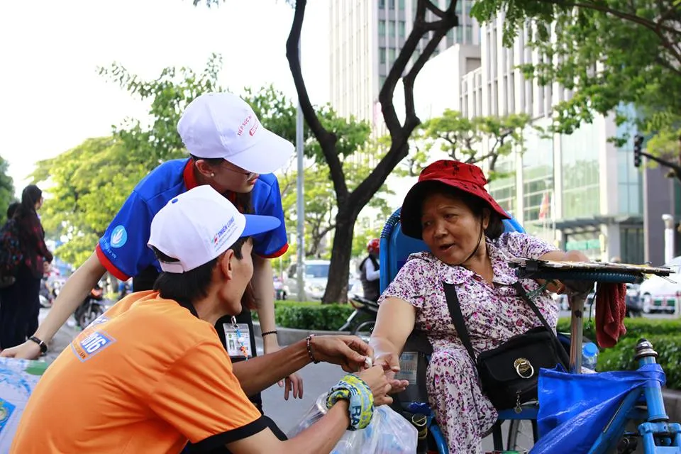 Sinh viên tình nguyện tiếp sức người đi đường ảnh 4 Sinh viên tình nguyện tiếp sức người đi đường ảnh 4