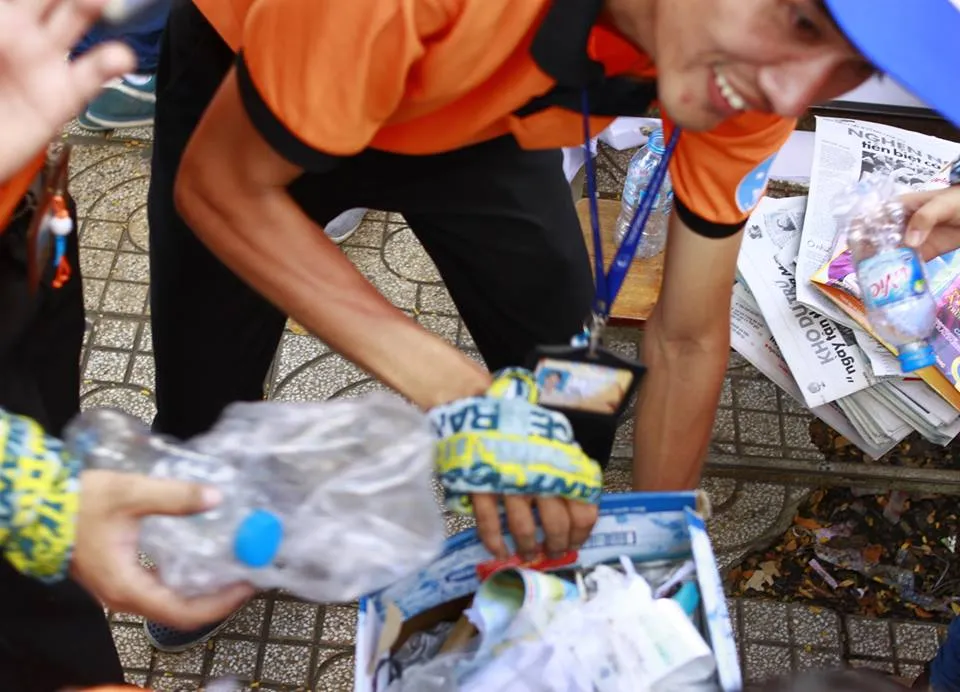 Sinh viên tình nguyện tiếp sức người đi đường ảnh 3 Sinh viên tình nguyện tiếp sức người đi đường ảnh 3