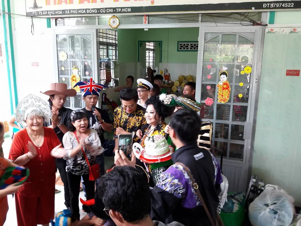 “Vợ chồng” Thanh Bạch - Thúy Nga làm từ thiện sau đám cưới lần thứ 8 ảnh 8 “Vợ chồng” Thanh Bạch - Thúy Nga làm từ thiện sau đám cưới lần thứ 8 ảnh 8