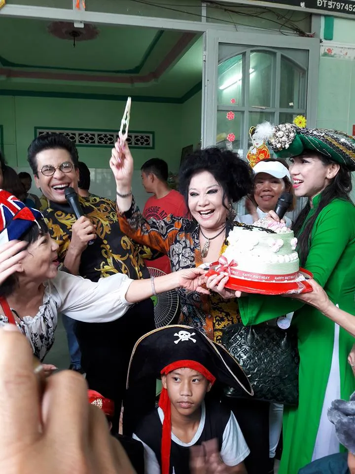 “Vợ chồng” Thanh Bạch - Thúy Nga làm từ thiện sau đám cưới lần thứ 8 ảnh 9 “Vợ chồng” Thanh Bạch - Thúy Nga làm từ thiện sau đám cưới lần thứ 8 ảnh 9