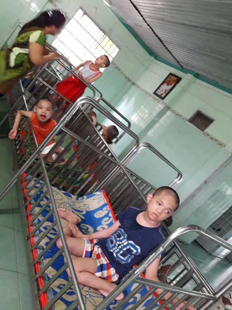 “Vợ chồng” Thanh Bạch - Thúy Nga làm từ thiện sau đám cưới lần thứ 8 ảnh 4 “Vợ chồng” Thanh Bạch - Thúy Nga làm từ thiện sau đám cưới lần thứ 8 ảnh 4