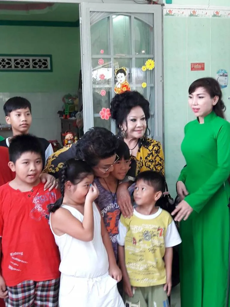 “Vợ chồng” Thanh Bạch - Thúy Nga làm từ thiện sau đám cưới lần thứ 8 ảnh 2 “Vợ chồng” Thanh Bạch - Thúy Nga làm từ thiện sau đám cưới lần thứ 8 ảnh 2