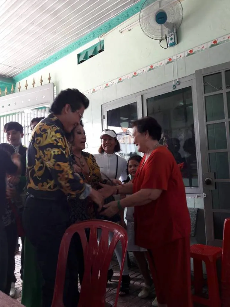 “Vợ chồng” Thanh Bạch - Thúy Nga làm từ thiện sau đám cưới lần thứ 8 ảnh 1 “Vợ chồng” Thanh Bạch - Thúy Nga làm từ thiện sau đám cưới lần thứ 8 ảnh 1