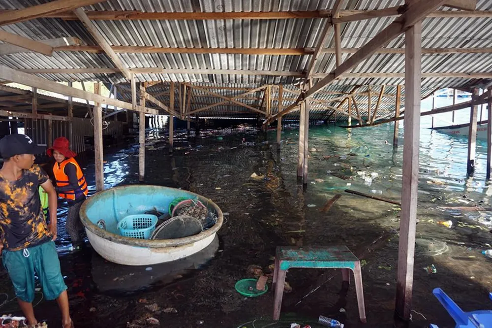 Bên trong nhà bè nổi bị sập tại vịnh Vĩnh Hy. Ảnh: CTV 