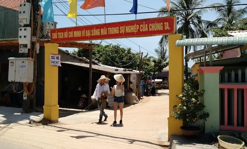 Du khách nườm nượp đổ về 'làng bích họa' kỳ lạ ven biển Tam Kỳ ảnh 7