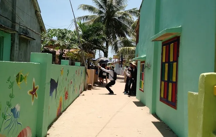 Du khách nườm nượp đổ về 'làng bích họa' kỳ lạ ven biển Tam Kỳ ảnh 12