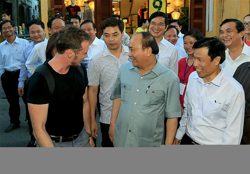 Thủ tướng trò chuyện với du khách nước ngoài ở phố cổ Hội An.ảnh: VGP