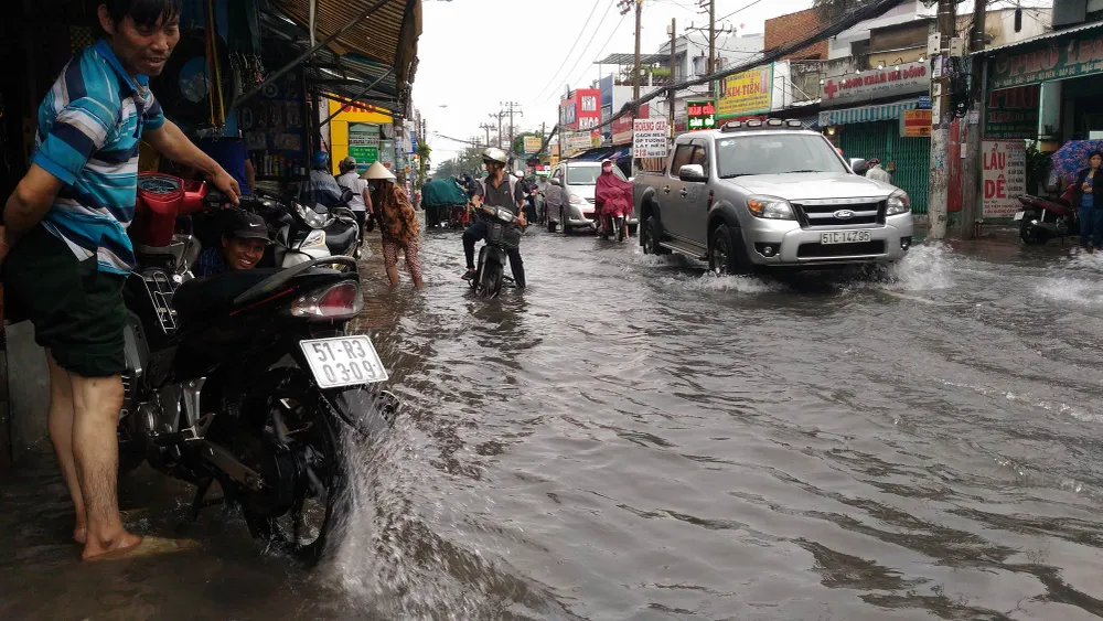 TP.HCM lại mưa, nước đang ngập nhiều tuyến đường ảnh 4 TP.HCM lại mưa, nước đang ngập nhiều tuyến đường ảnh 4