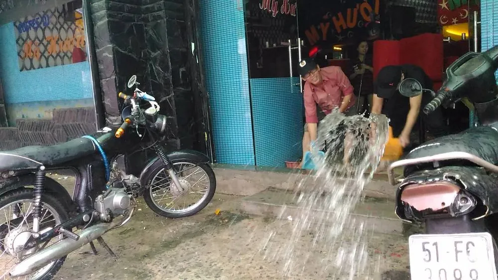 TP.HCM lại mưa, nước đang ngập nhiều tuyến đường ảnh 5 TP.HCM lại mưa, nước đang ngập nhiều tuyến đường ảnh 5