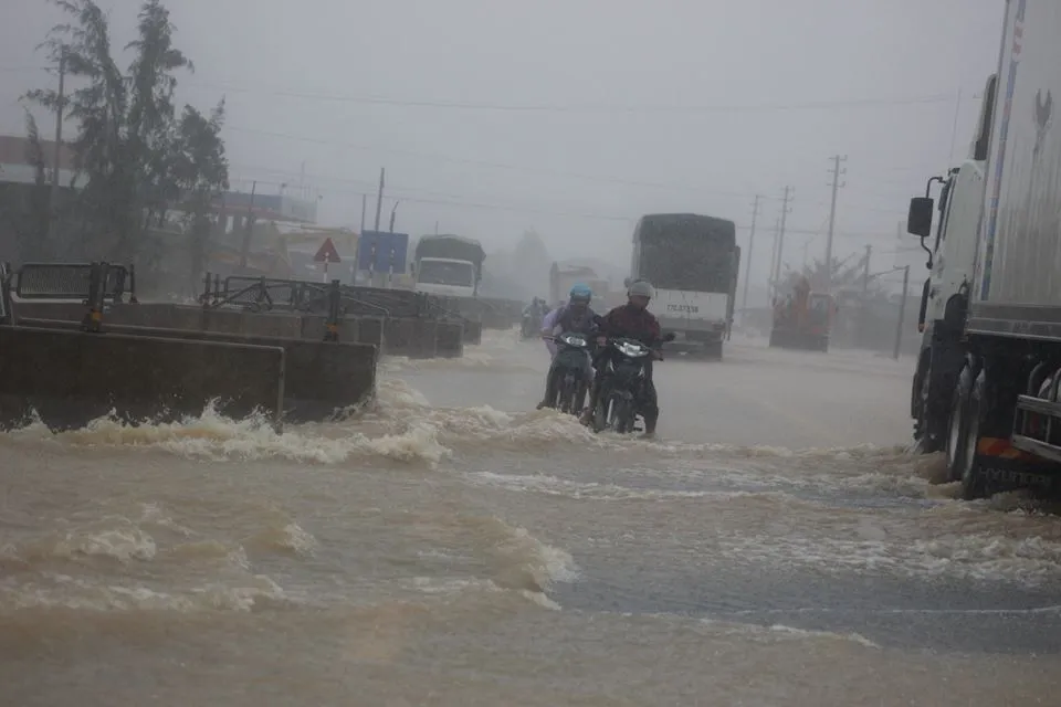 Đường về nhà Đại tướng Võ Nguyên Giáp bị ngập sâu ảnh 6