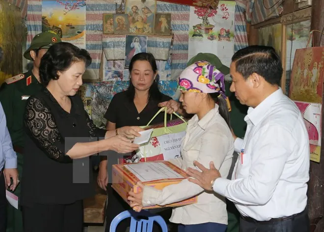 Chủ tịch Quốc hội lội nước thăm người dân vùng lũ ảnh 2