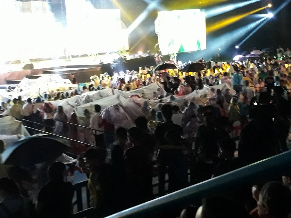 Nghệ sĩ và khán giả đội mưa xem live show Việt Hương ảnh 2