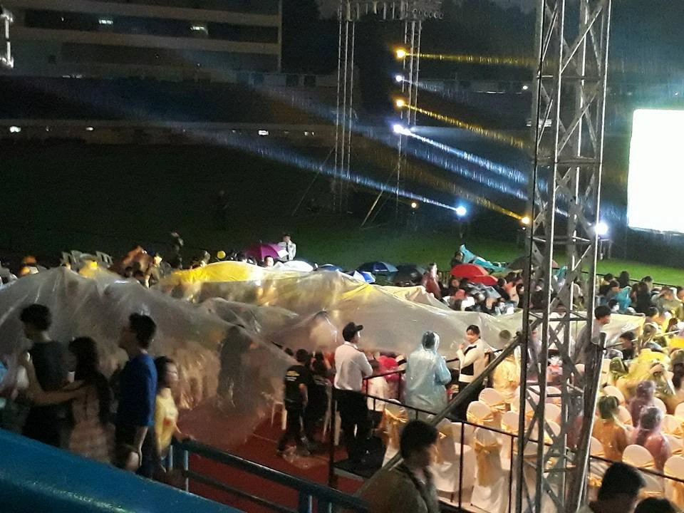 Nghệ sĩ và khán giả đội mưa xem live show Việt Hương ảnh 3