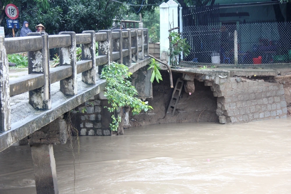 Hai cây cầu có nguy cơ sập do mưa lũ ảnh 1