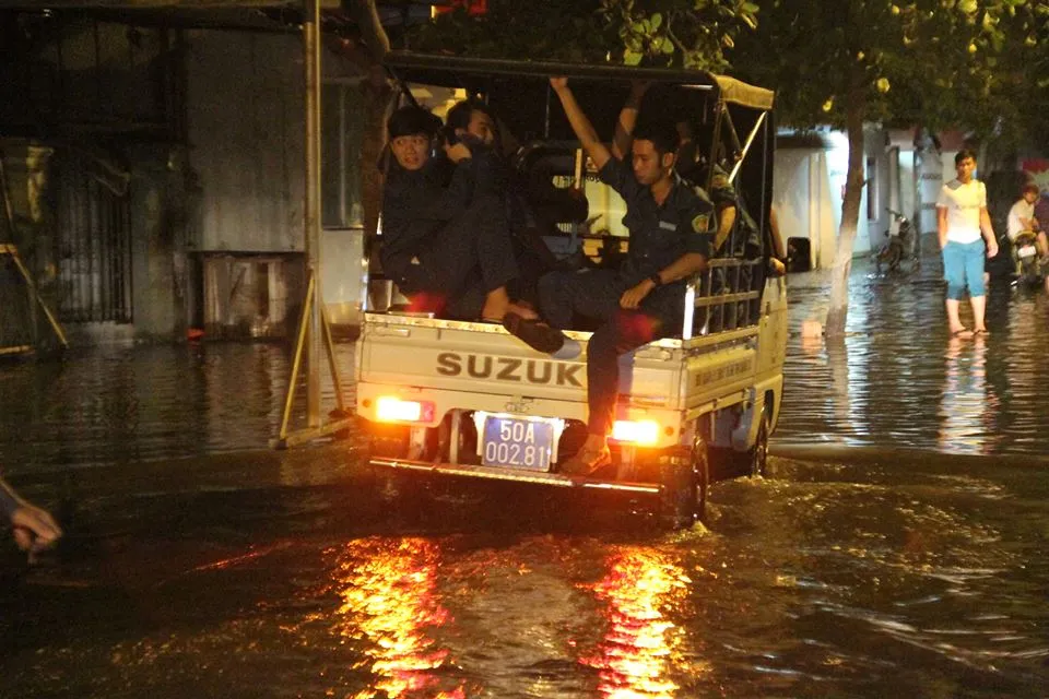 Sự cố cống ngăn nước khiến 2 phường quận 12 ngập nặng ảnh 4