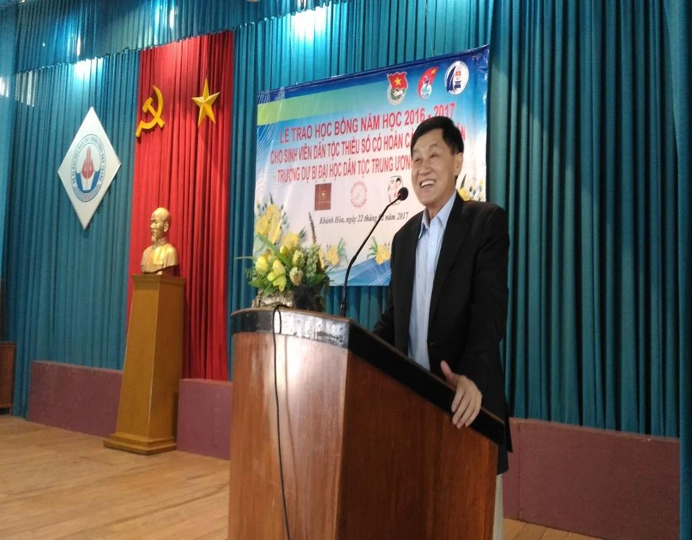 Ông Jonathan Hạnh Nguyễn phát biểu tại buổi trao học bổng