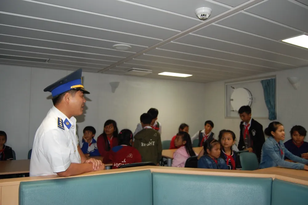 Háo hức khám phá tàu Cảnh sát biển 'khủng' 8002 ảnh 7