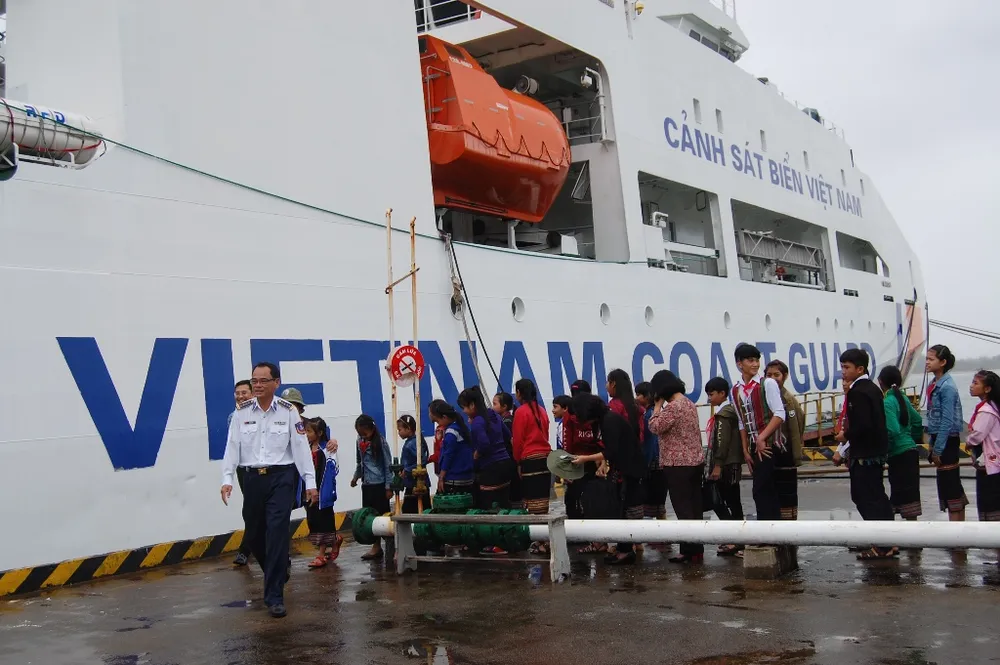 Xếp hàng trật tự, theo sự hướng dẫn của chú Võ Văn Kính, Phó chính ủy Bộ tư lệnh CSB vùng 2 xuống tàu. 