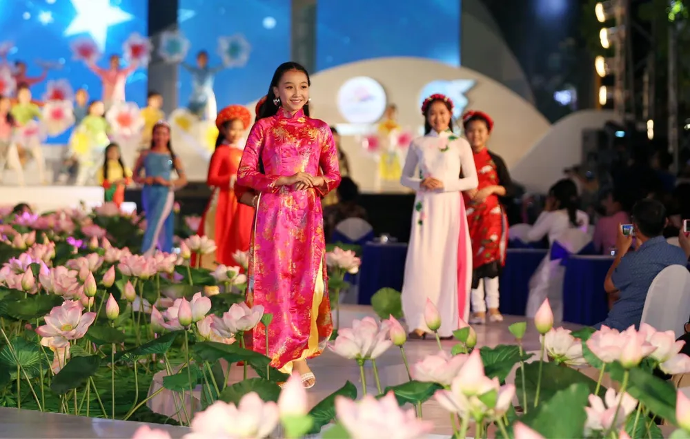 Mãn nhãn với Lễ hội Áo dài TP.HCM đậm hồn Việt ảnh 10 Mãn nhãn với Lễ hội Áo dài TP.HCM đậm hồn Việt ảnh 10