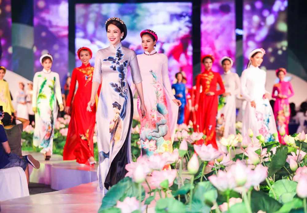 Mãn nhãn với Lễ hội Áo dài TP.HCM đậm hồn Việt ảnh 2 Mãn nhãn với Lễ hội Áo dài TP.HCM đậm hồn Việt ảnh 2