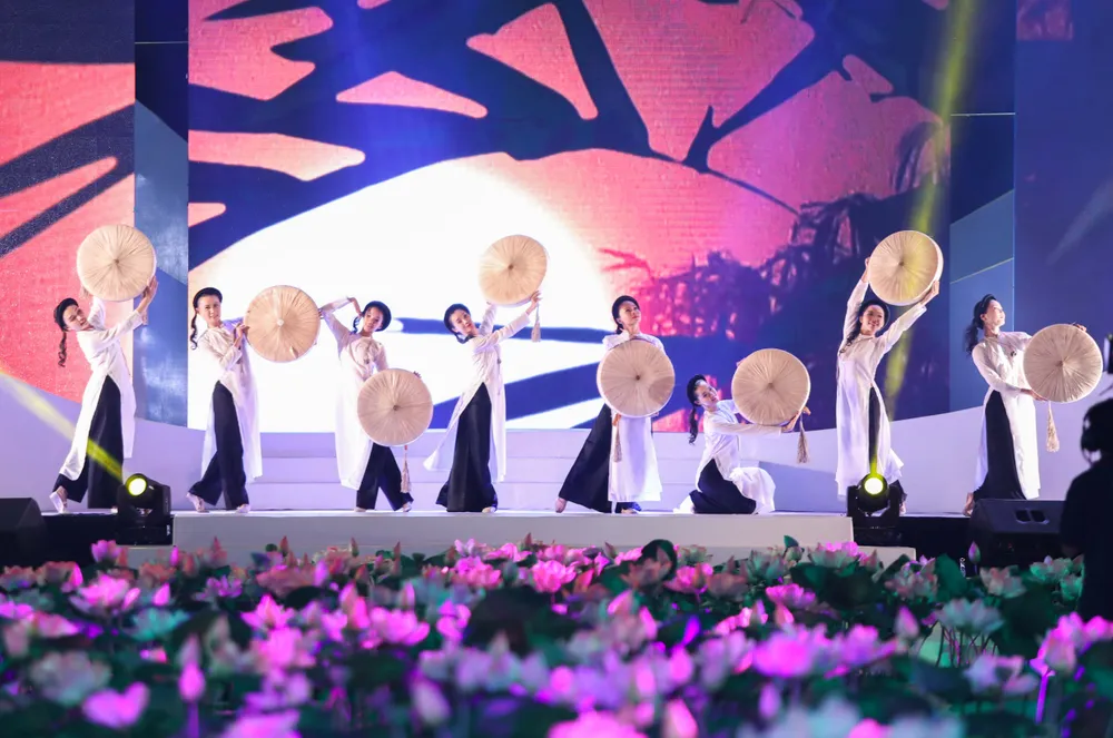 Mãn nhãn với Lễ hội Áo dài TP.HCM đậm hồn Việt ảnh 4 Mãn nhãn với Lễ hội Áo dài TP.HCM đậm hồn Việt ảnh 4