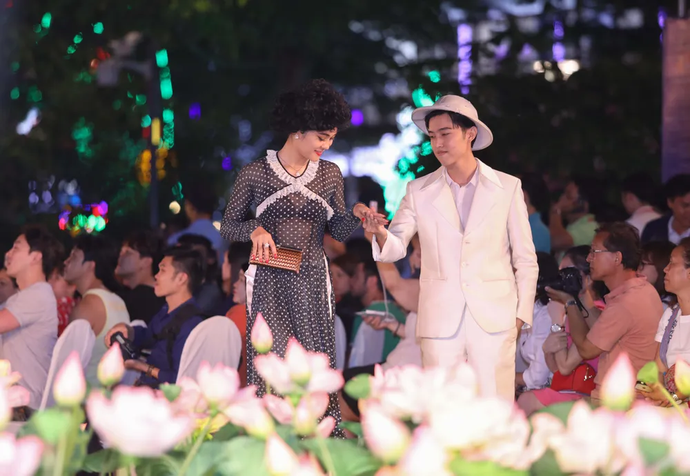 Mãn nhãn với Lễ hội Áo dài TP.HCM đậm hồn Việt ảnh 7 Mãn nhãn với Lễ hội Áo dài TP.HCM đậm hồn Việt ảnh 7