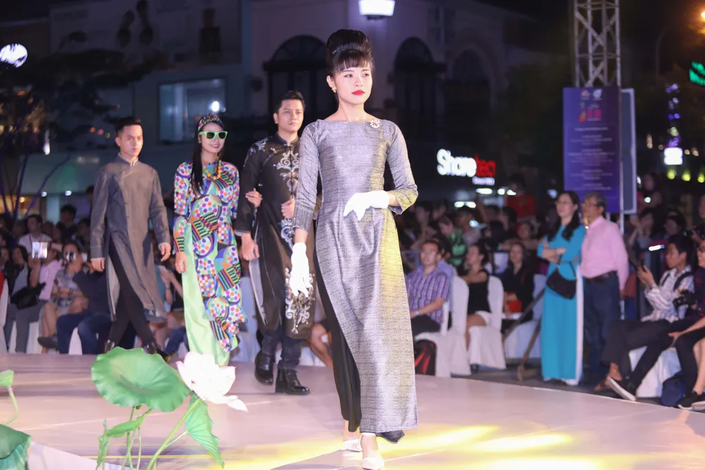 Mãn nhãn với Lễ hội Áo dài TP.HCM đậm hồn Việt ảnh 8 Mãn nhãn với Lễ hội Áo dài TP.HCM đậm hồn Việt ảnh 8