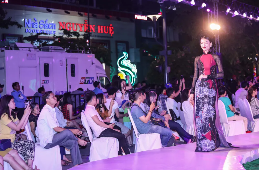 Mãn nhãn với Lễ hội Áo dài TP.HCM đậm hồn Việt ảnh 16 Mãn nhãn với Lễ hội Áo dài TP.HCM đậm hồn Việt ảnh 16