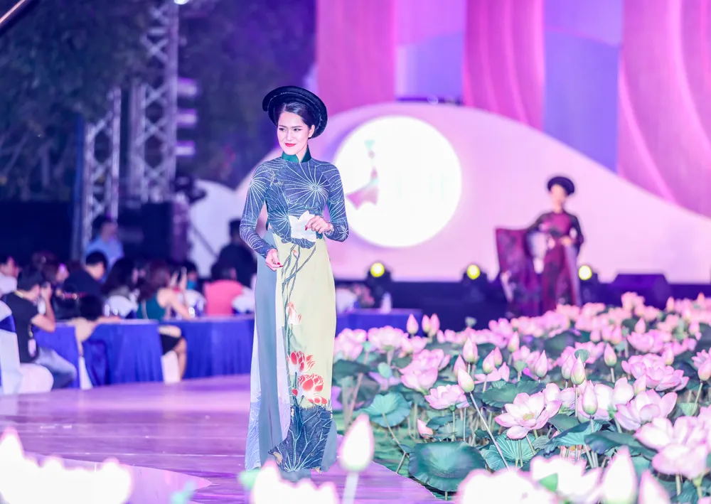 Mãn nhãn với Lễ hội Áo dài TP.HCM đậm hồn Việt ảnh 14 Mãn nhãn với Lễ hội Áo dài TP.HCM đậm hồn Việt ảnh 14