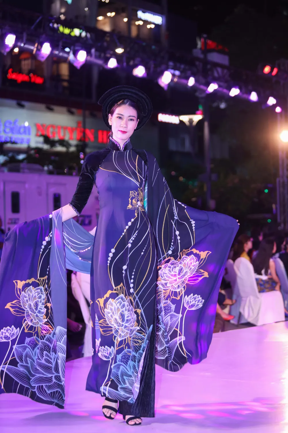 Mãn nhãn với Lễ hội Áo dài TP.HCM đậm hồn Việt ảnh 15 Mãn nhãn với Lễ hội Áo dài TP.HCM đậm hồn Việt ảnh 15