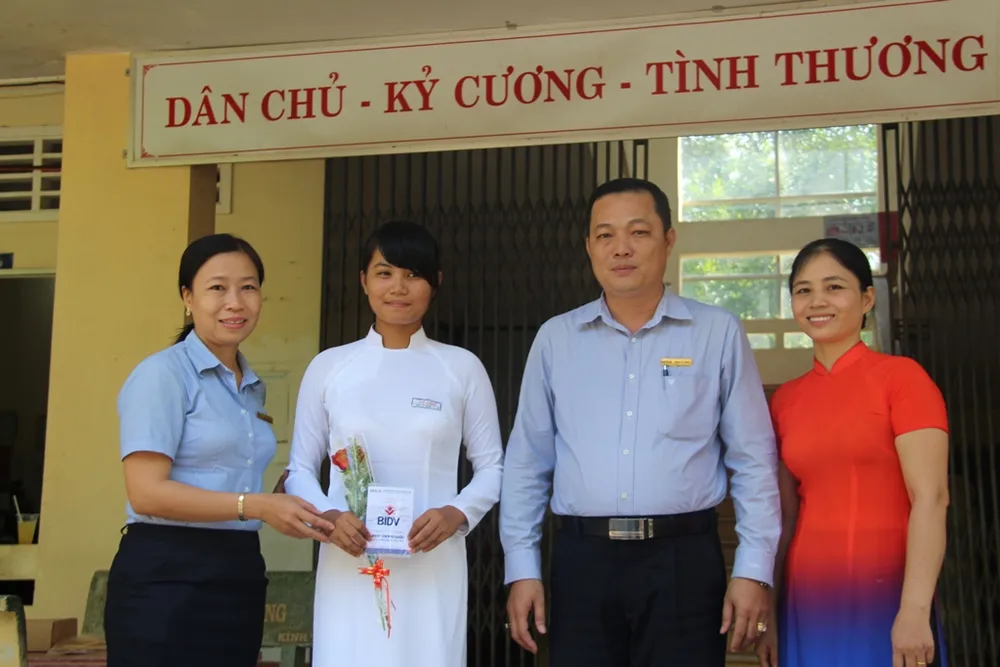 Ngân hàng BIDV trao sổ tiết kiệm cho Trâm.