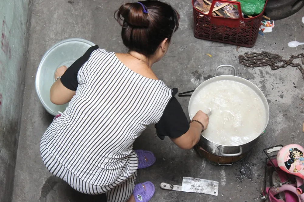 Ấm lòng người nghèo nhờ nồi cháo thịt bằm của chị Linh ảnh 3 Đều đặn vào 12 giờ trưa mỗi ngày, chị Linh bắt đầu nấu cháo. Đến 2 giờ chiều, chị đặt nồi cháo thịt thơm ngon trước hẻm kèm theo tấm bảng nhỏ “Cháo thịt bằm miễn phí”.