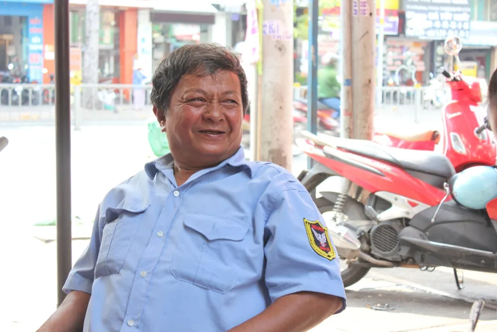 Ấm lòng người nghèo nhờ nồi cháo thịt bằm của chị Linh ảnh 6 Là người hàng xóm thân thuộc cũng là người thường xuyên ăn cháo của chị Linh từ khi nồi cháo được đặt trước hẻm, chú Nguyễn Văn Hải xúc động chia sẻ: “Từ lúc cô Linh để nồi cháo miễn phí là chú được nhờ tới giờ, làm bảo vệ cũng chỉ kiếm được vài đồng ra đồng vào. Cháo cô Linh nấu ngon lắm!”