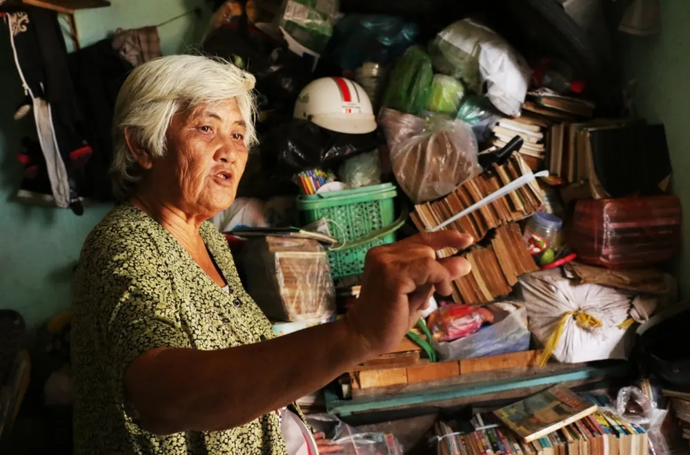 Bà kể chi tiết về những “chuyến du lịch” của mình. “Tui thích đi đâu là đi, không cần phải tốn tiền. Đi Trung Quốc xem Vạn Lí Trường Thành thì coi truyện của Trung Quốc, trong sách miêu tả rất chi tiết khung cảnh, mình coi, mình cảm nhận và tưởng tượng như đang ở đó. Hay mình muốn đi Đà Lạt thì tìm đến những cuốn sách viết về Đà lạt.”