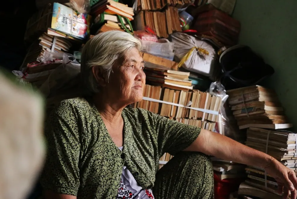 Bà lão với mái tóc bạc trắng, khuôn mặt già nua, khắc khổ