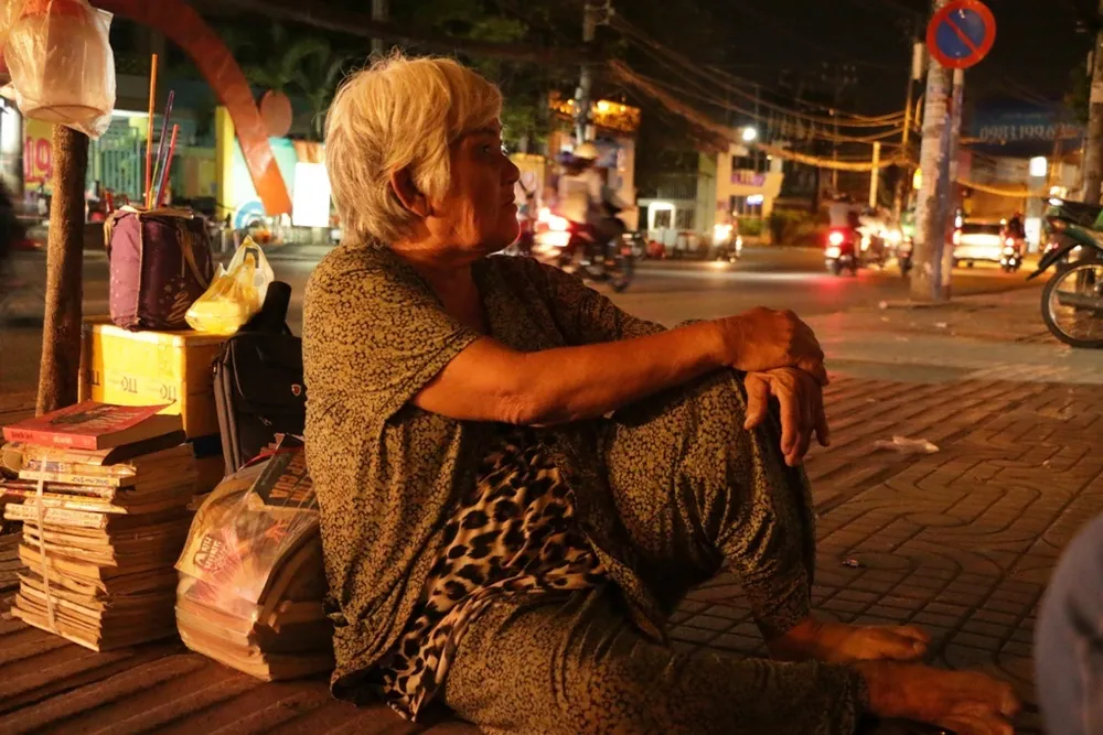 Hơn 40 năm bà ngồi bán sách cũ trước hẻm 176 đường CMT8, quận 10. 